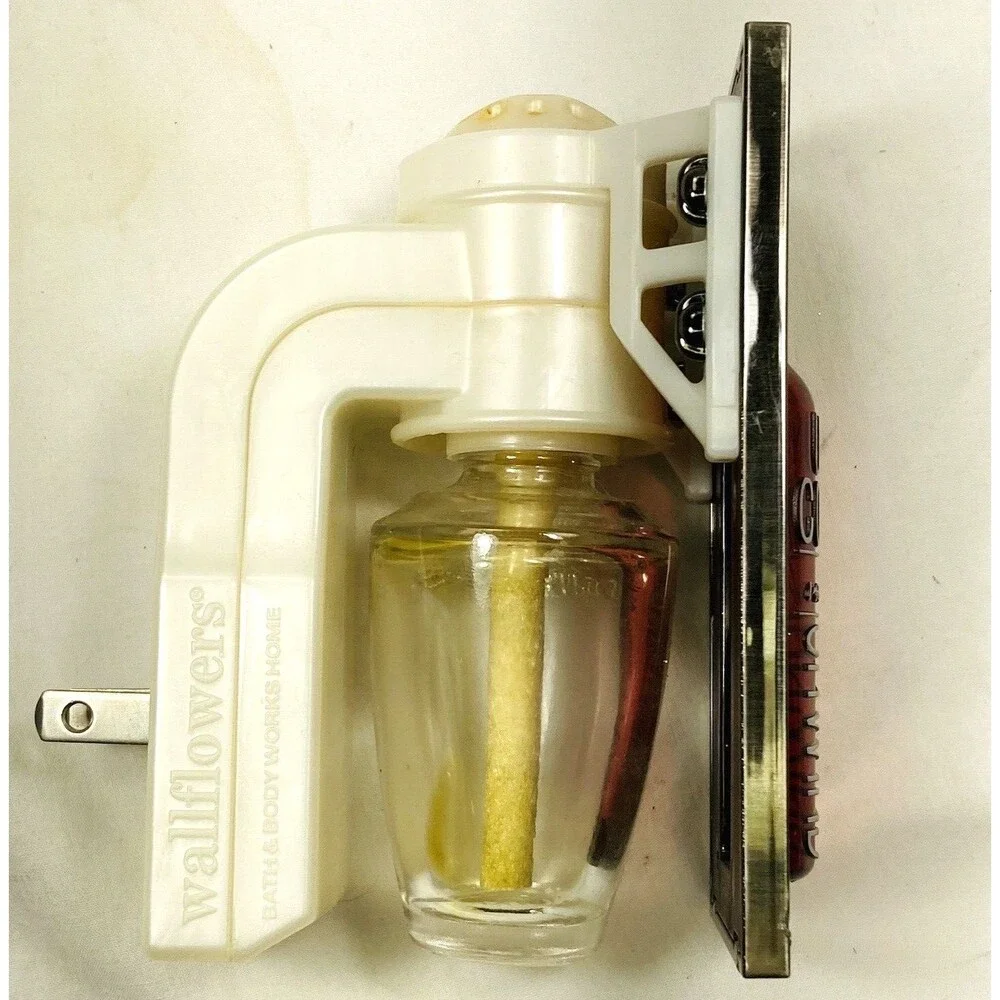 Wallflowers Plug In Red Wine Bottle Nightlight Bath & Body Works Uncork Unwind